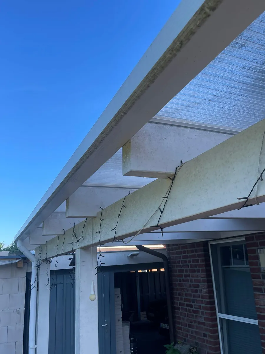 Gereinigtes Glasdach eines Carports