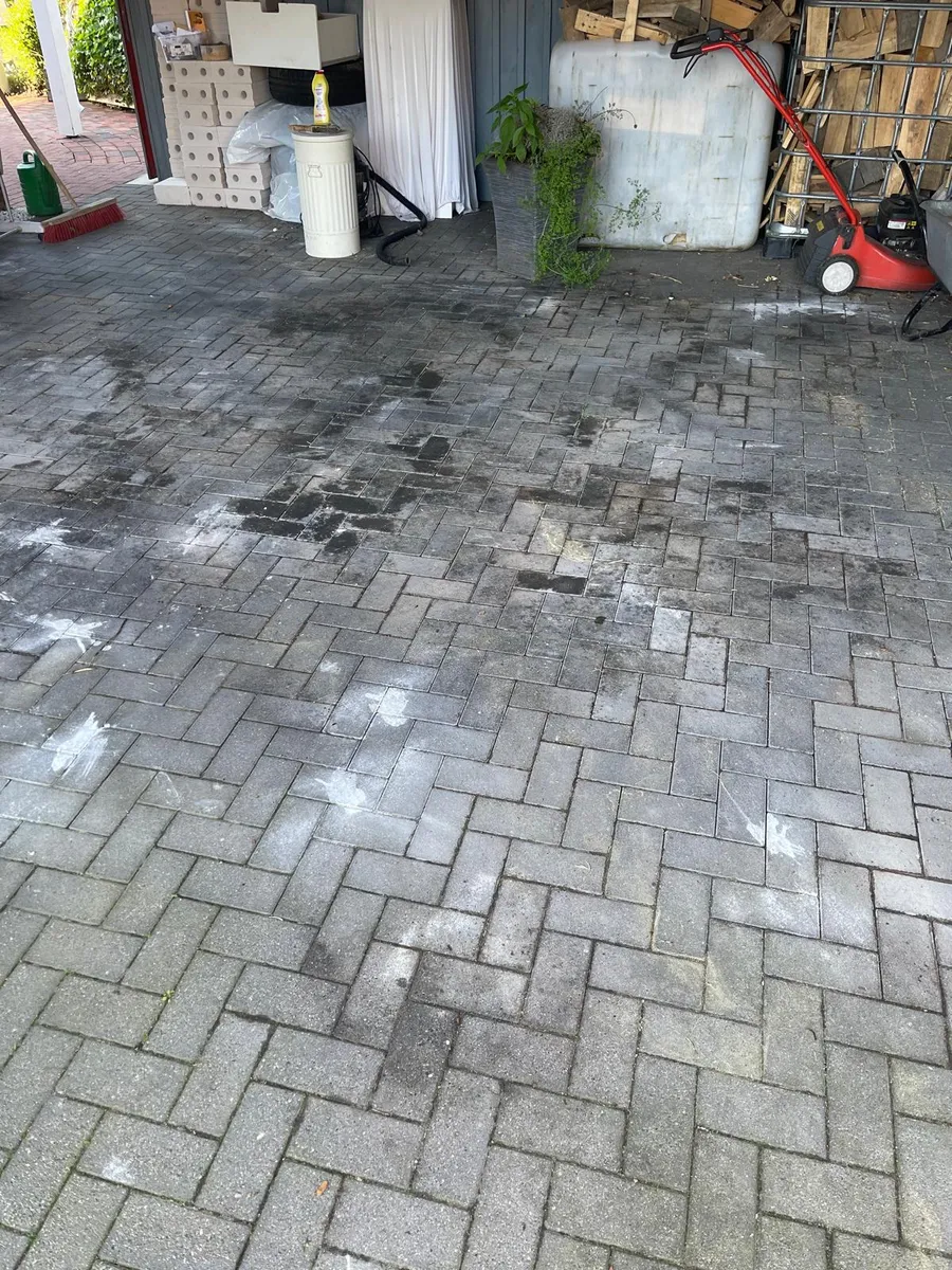 Gepflegter Durchgang mit gereinigtem Pflaster