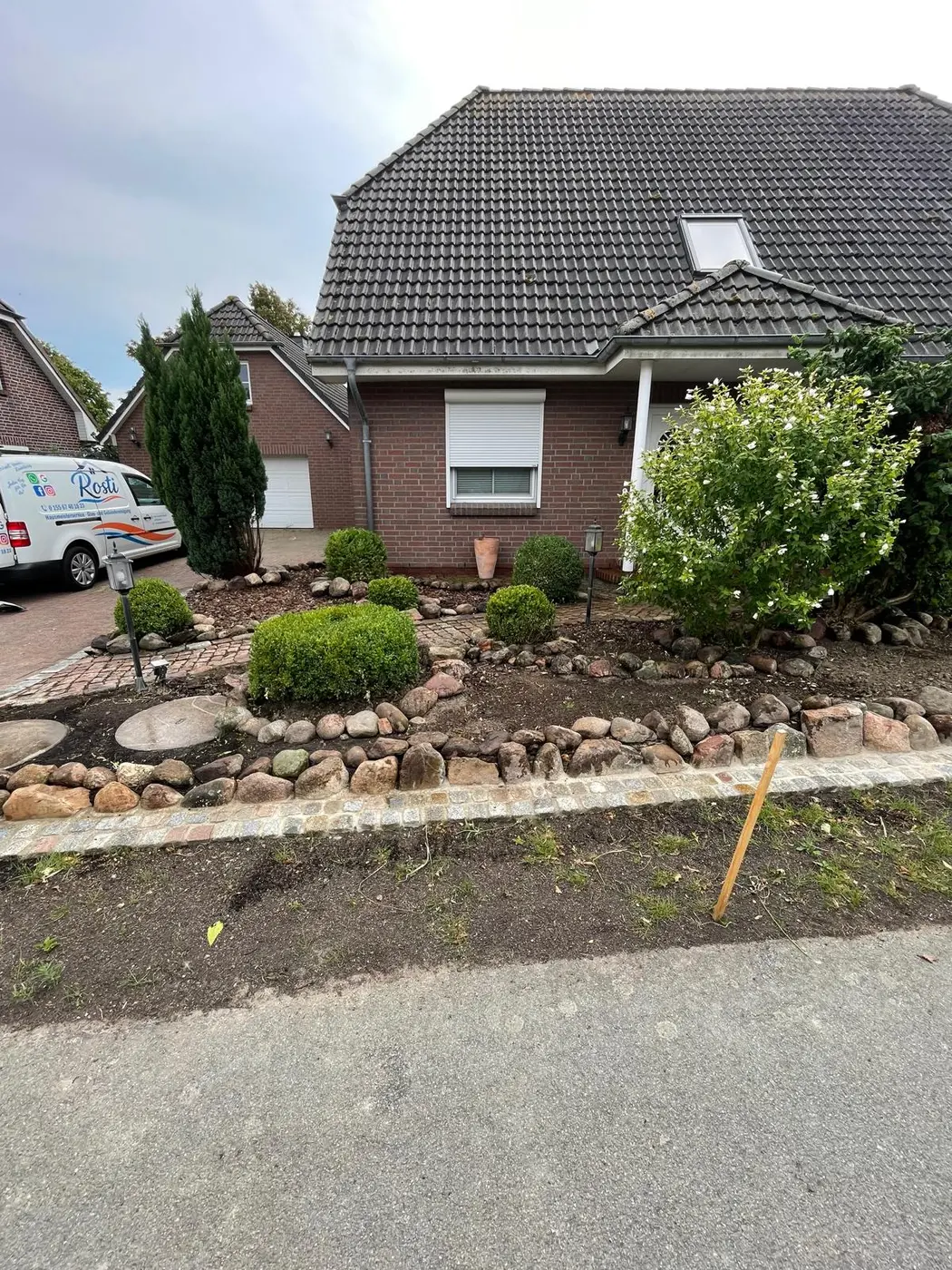 Vorgarten nach der Neuanlage mit Firmenwagen