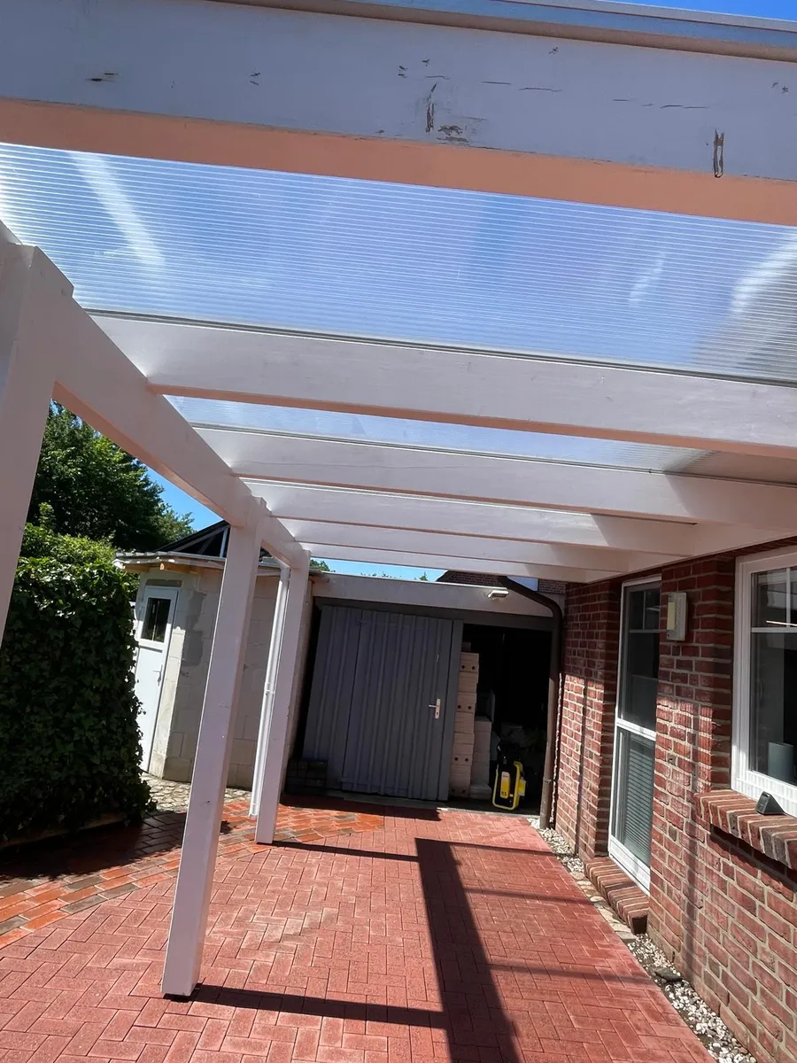 Saubere Terrasse mit Terrassenüberdachung