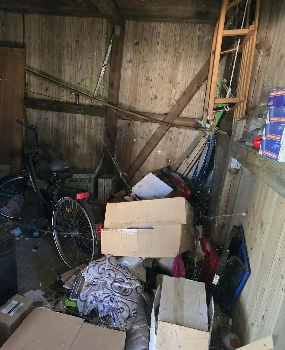 Gerümpel und Kartons im Schuppen vor der Räumung