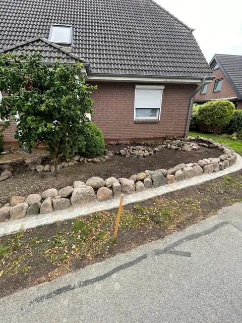 Vorgartenbeet an der Straße — Nachher