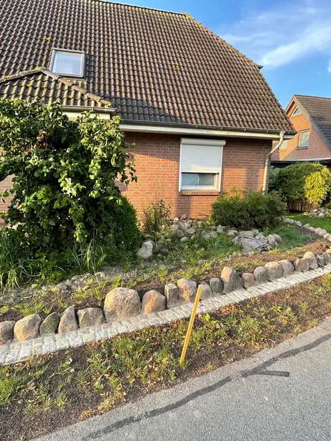 Vorgartenbeet an der Straße — Vorher