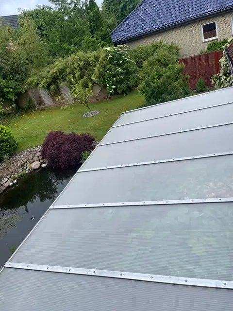 Lichtplattendach über dem Gartenteich — Nachher